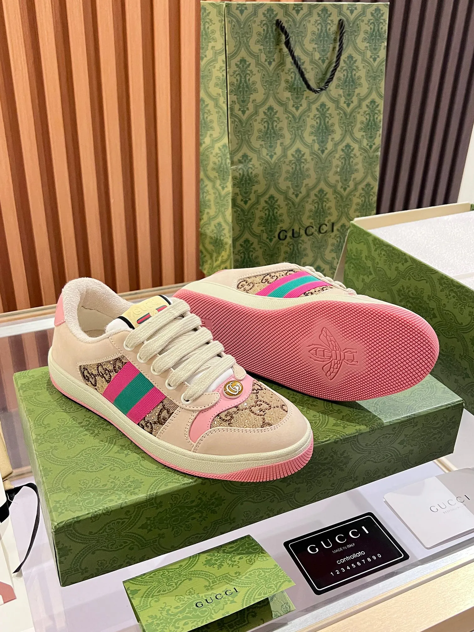 👟👟Ex-factory price 540👟👟 ⚡️Gucci Dirty Shoes Top factory quality, impeccable at the counter, the comfort is incredible. Retro distressed elements, washed retro logo on the tongue, metal double LOGO, 99% recognizable, full of Gucci elements; terry cloth lining, cowhide foot pads and 3mm latex are much more comfortable than real leather shoes. Environmentally friendly TPU wear-resistant outsole, soft and elastic. The inside of the tongue is made of imported elastic bands, which have great tension and won't strangle your feet. I don't develop the shoes without the original version. Only by getting the original version can the shoes be accurate and beat the market version instantly. Every stitch and every stitch is very tight and full. The debugging process is the most painstaking and requires no less than a hundred modifications before it is adjusted to the perfect state so that it can be worn comfortably by all foot types! Size 35-40 women’s model)